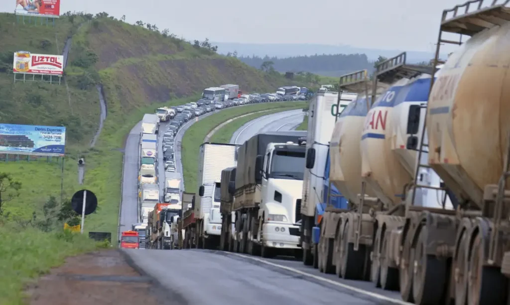 Caminhoneiros em estrada representando mobilização contra alta do diesel no Brasil