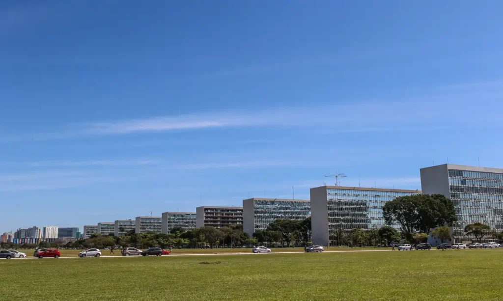 Vista externa de prédios ministeriais na Esplanada dos Ministérios em Brasília representando o governo federal