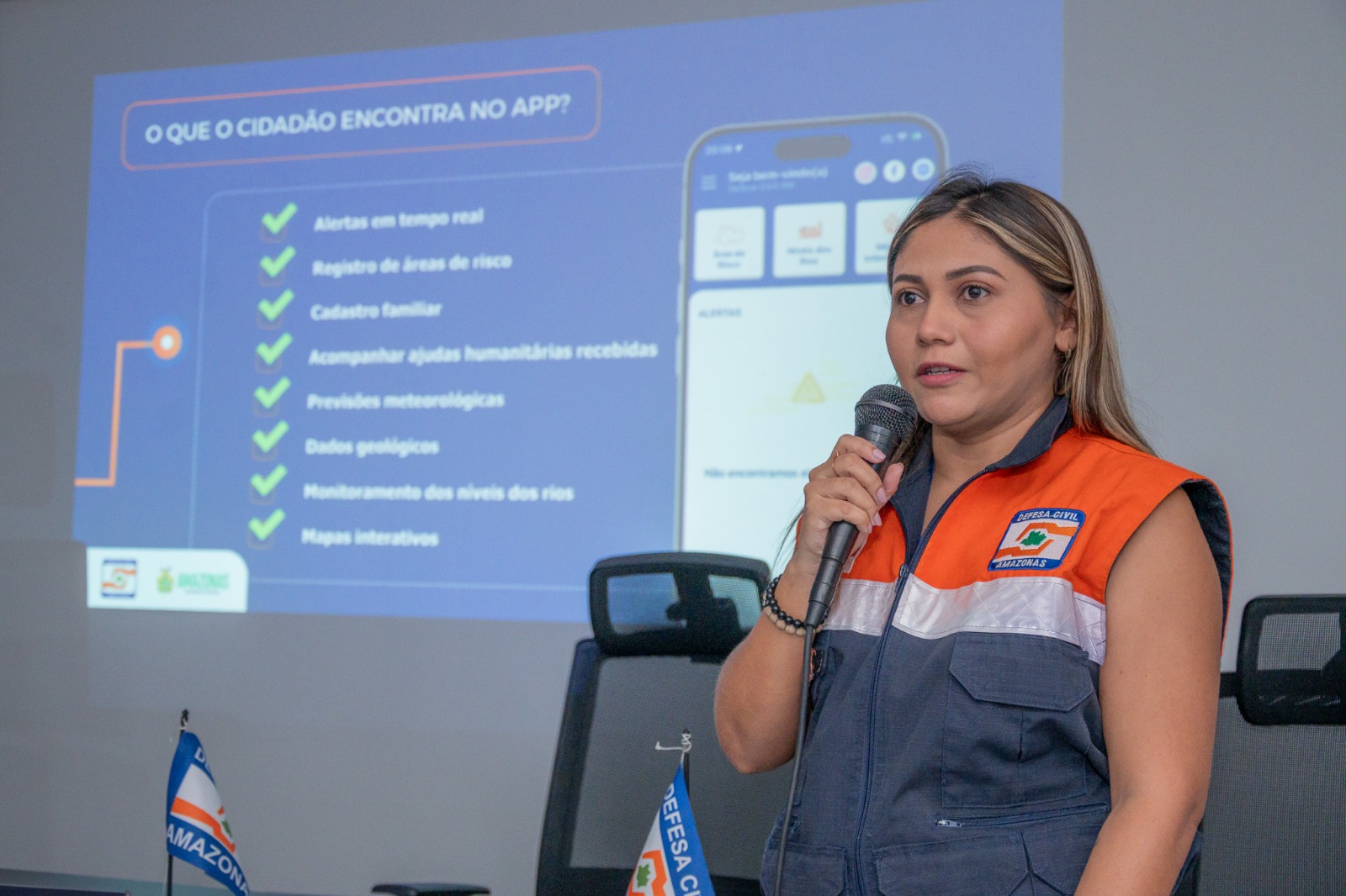 Interface do aplicativo Cidadão Defesa Civil AM mostrando mapas e alertas de monitoramento no estado do Amazonas