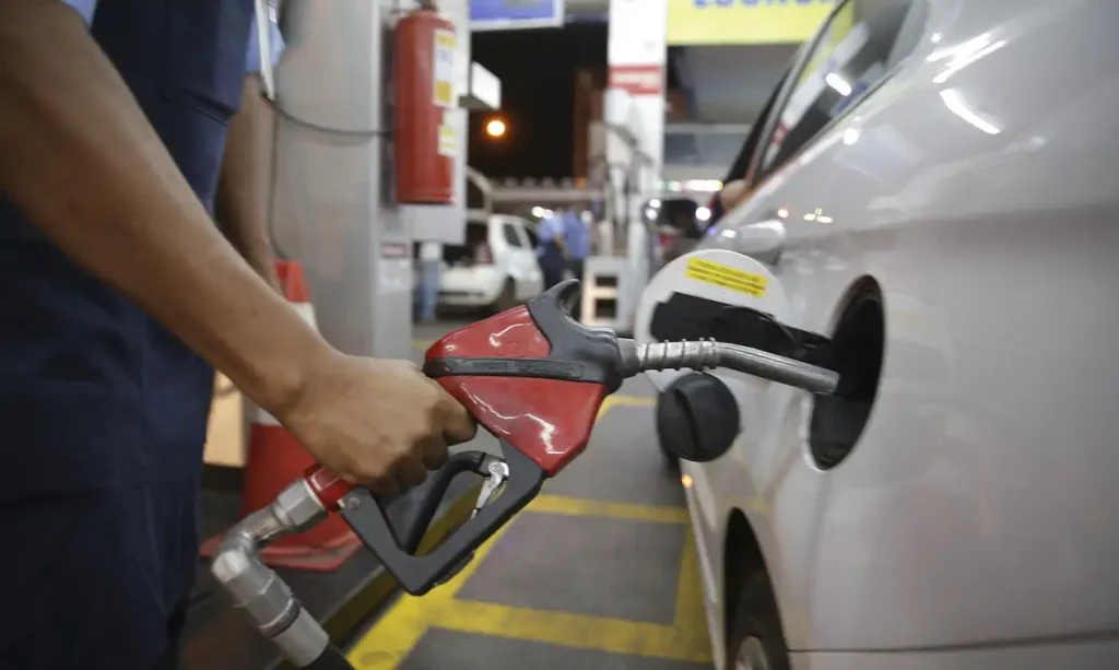 Bomba de combustível em posto de abastecimento representando o aumento nos preços.