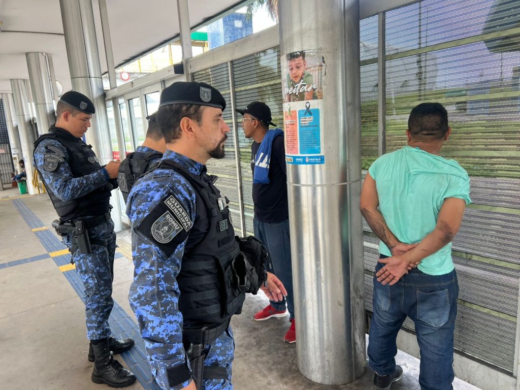 Agentes da Guarda Municipal de Manaus em operação policial na zona Centro-Sul.