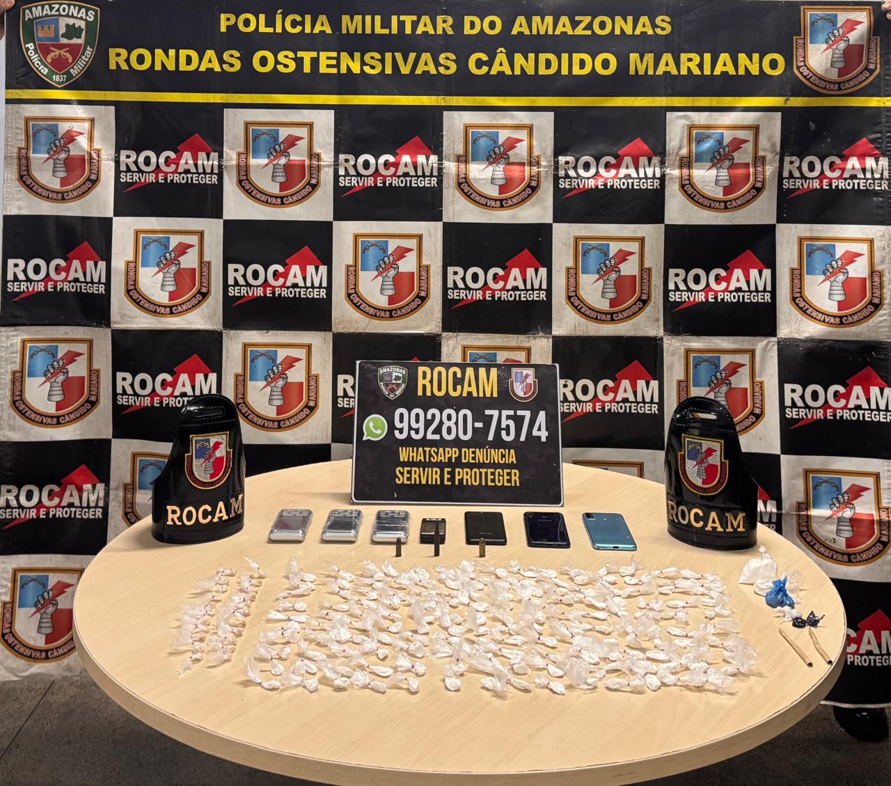 Ação da ROCAM resulta na prisão de homem por tráfico de drogas e apreensão de munições em Manaus.