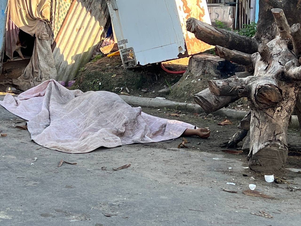 Polícia isola área onde corpo foi encontrado no bairro São José em Manaus.