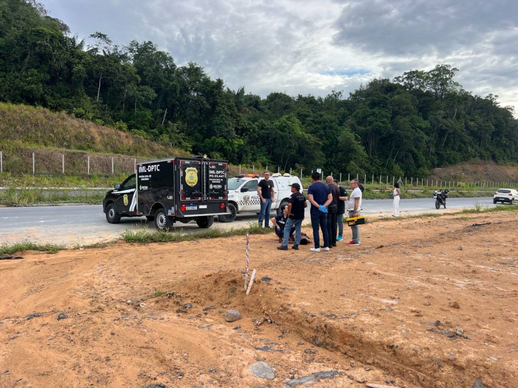 Corpo de homem encontrado com mãos amarradas em área de mata no bairro Jorge Teixeira em Manaus