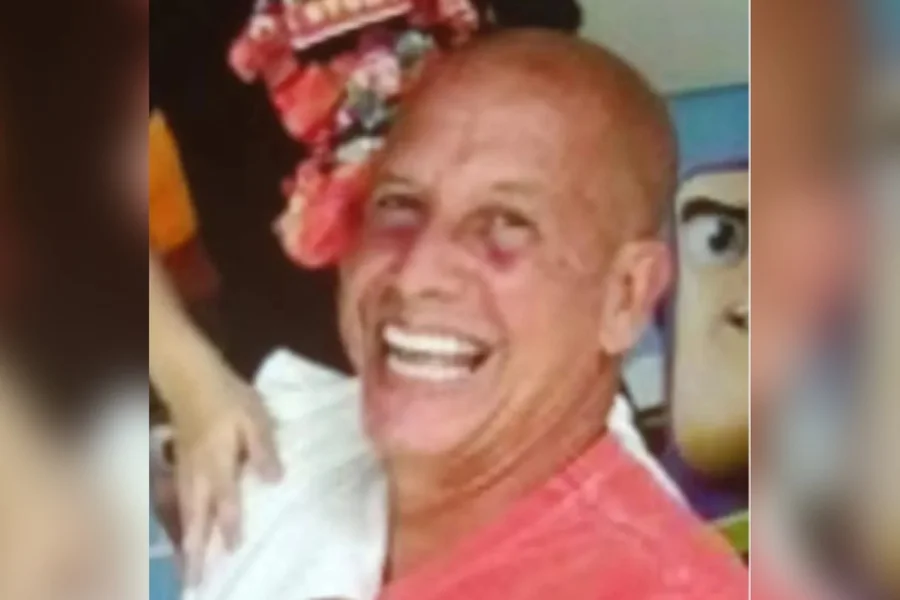 Carro preto estacionado em praça da Vila Kennedy onde um homem foi encontrado morto após encontro marcado por aplicativo