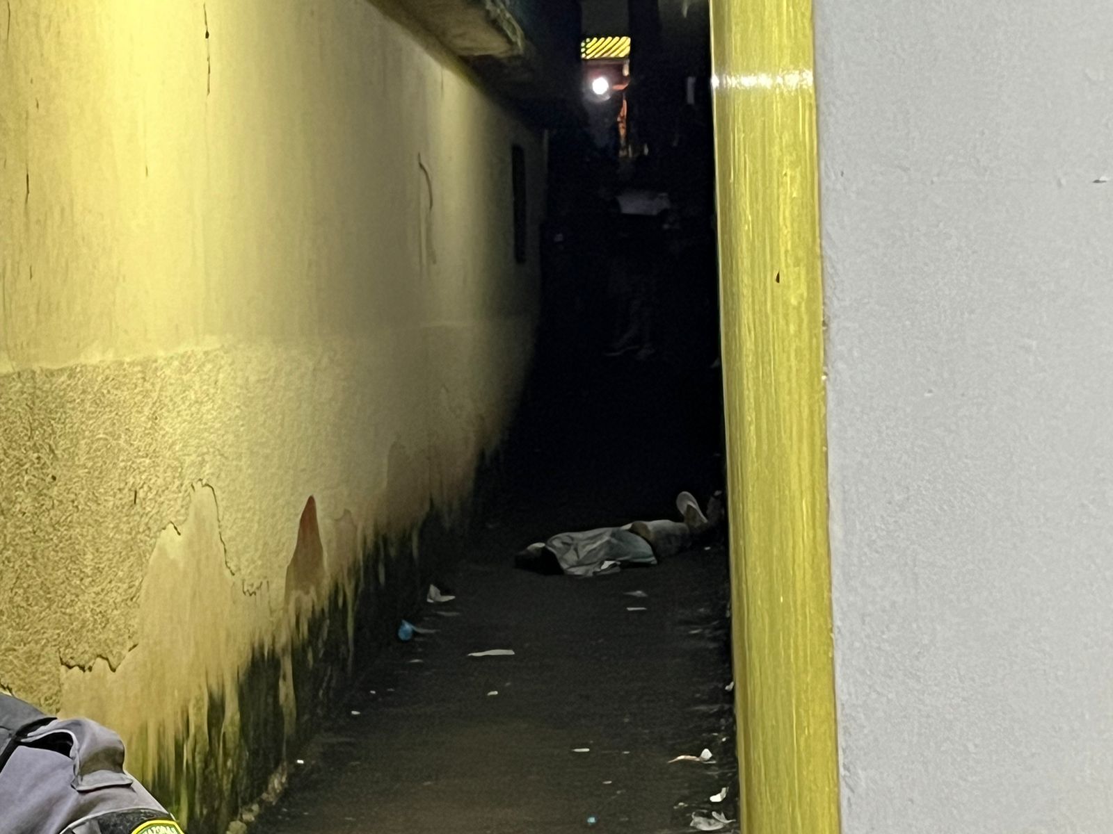 Local de crime isolado pela polícia no bairro Compensa em Manaus após execução a tiros.