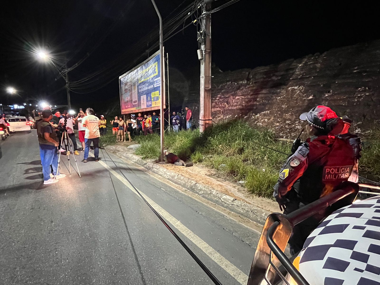 Equipes policiais e peritos na Avenida Torquato Tapajós em Manaus após execução a tiros de um homem
