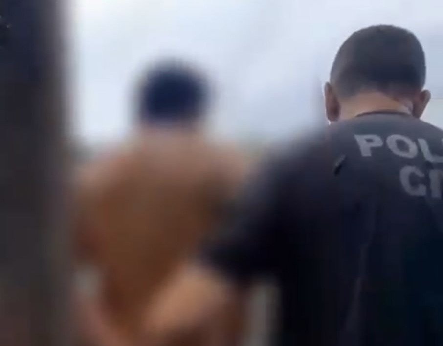 Viaturas da Polícia Civil do Amazonas estacionadas em frente à delegacia no município de Manacapuru.