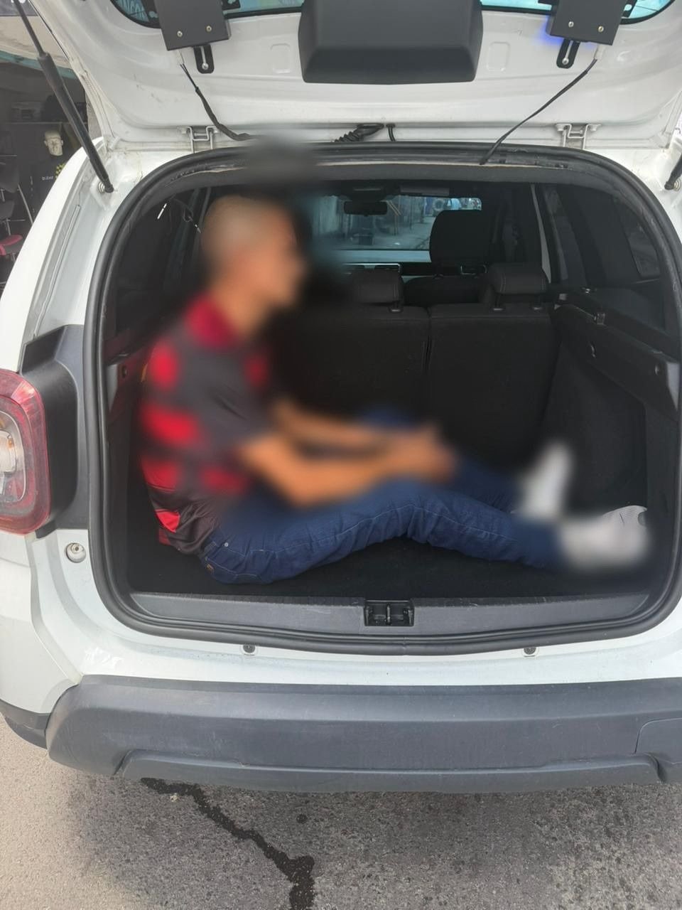 Viatura da polícia civil do amazonas em frente ao distrito integrado de polícia após prisão de motorista em manaus