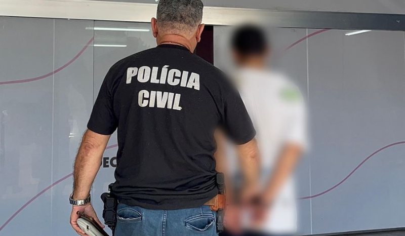 Fachada da delegacia especializada em crimes contra a mulher em Manaus durante operação policial