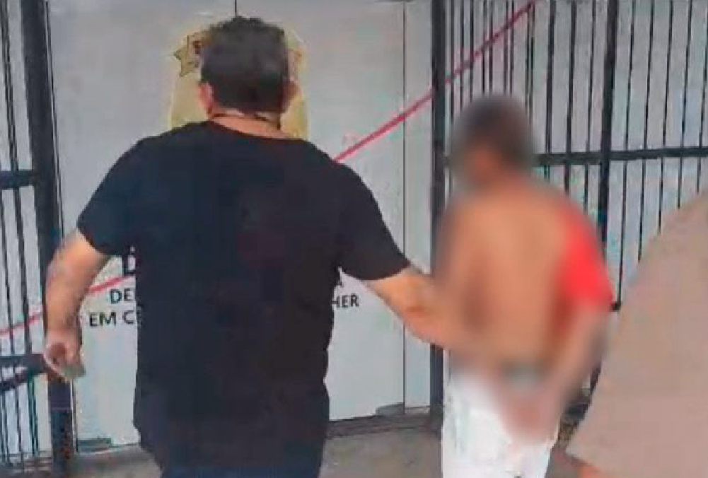 Fachada da delegacia especializada em crimes contra a mulher em Manaus durante registro de prisão por descumprimento de medida protetiva