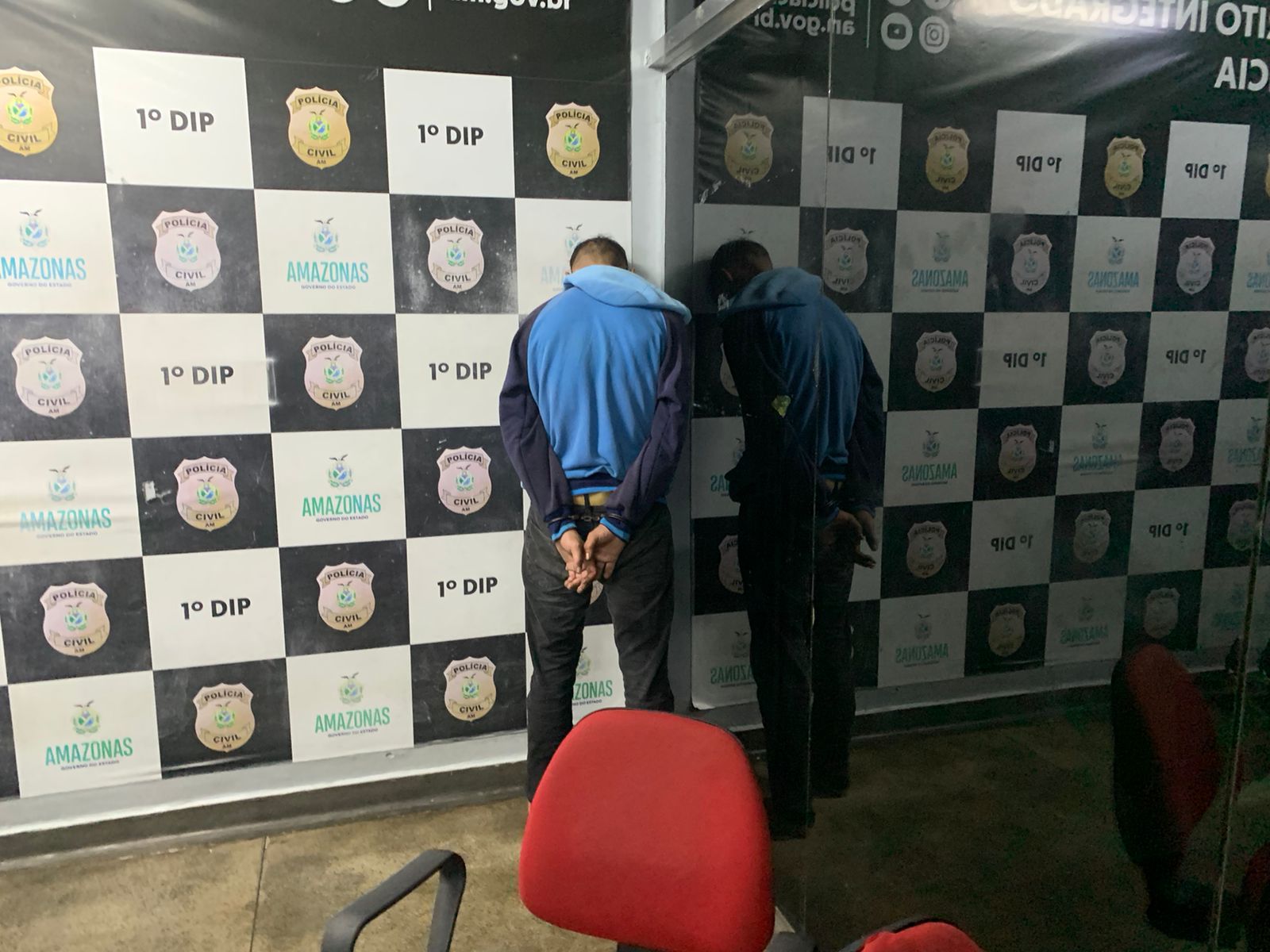 Suspeito de assalto e agressão contra mulher sendo preso pela polícia em Manaus após vender celular roubado.
