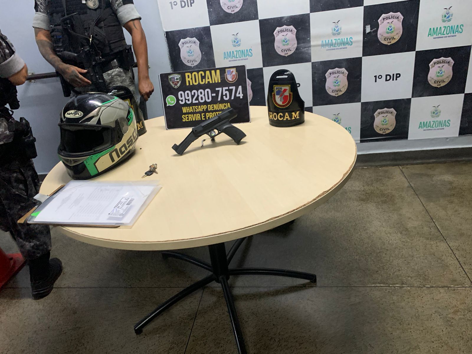 Suspeito de assalto e agressão contra mulher sendo preso pela polícia em Manaus após vender celular roubado.