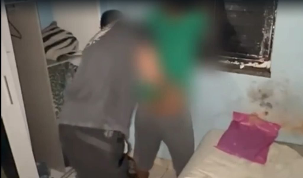 Fachada da delegacia e agentes da Polícia Civil do Amazonas em operação de prisão contra crimes sexuais.