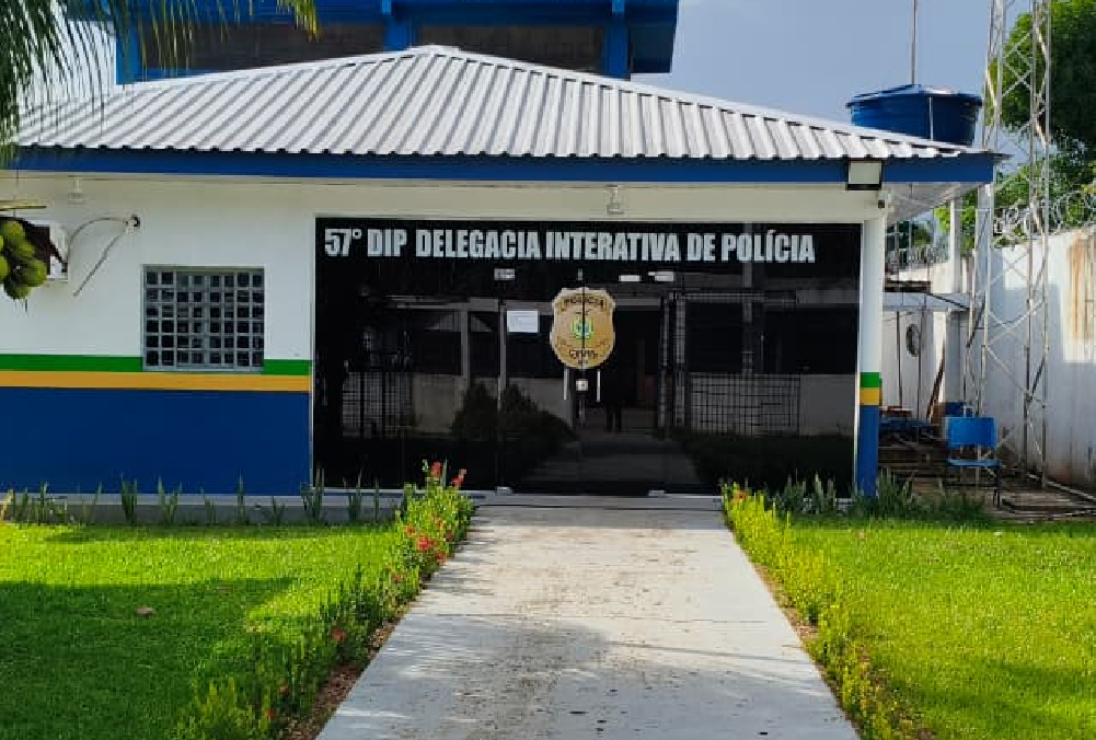 policiais civis em frente a delegacia de alvarães após prisão de homem por violência doméstica