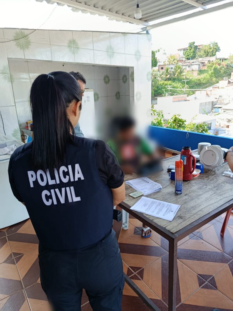 viatura da policia civil do amazonas estacionada em frente a delegacia durante operacao em manaus