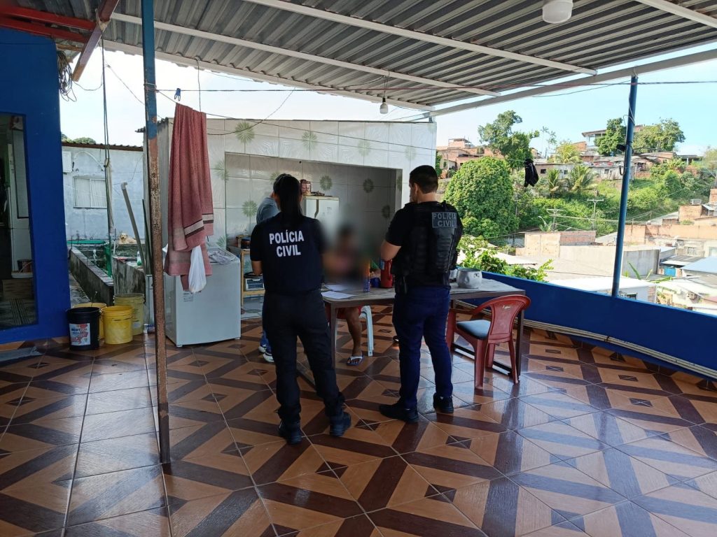 viatura da policia civil do amazonas estacionada em frente a delegacia durante operacao em manaus