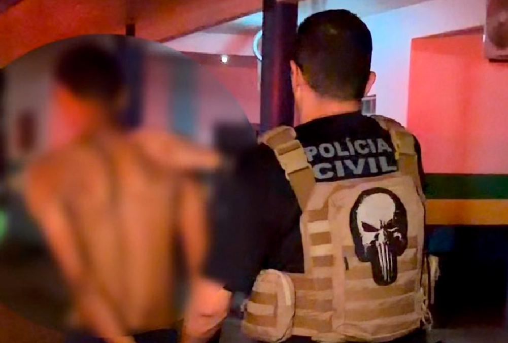 Policiais civis realizando a prisão de um homem no Porto de Humaitá no Amazonas.