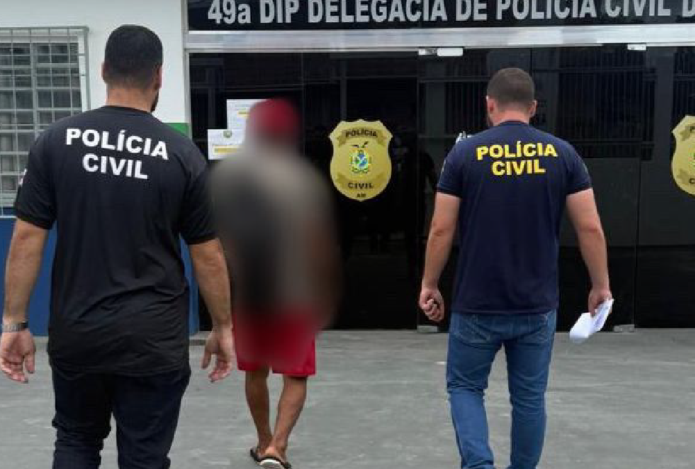 Fachada da delegacia da Polícia Civil do Amazonas em Amaturá durante operação policial.