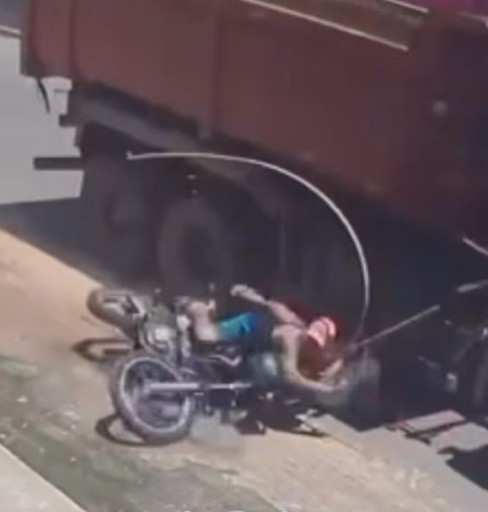 Vítima sendo socorrida após acidente envolvendo caçamba e motocicleta em via pública de Itacoatiara Amazonas