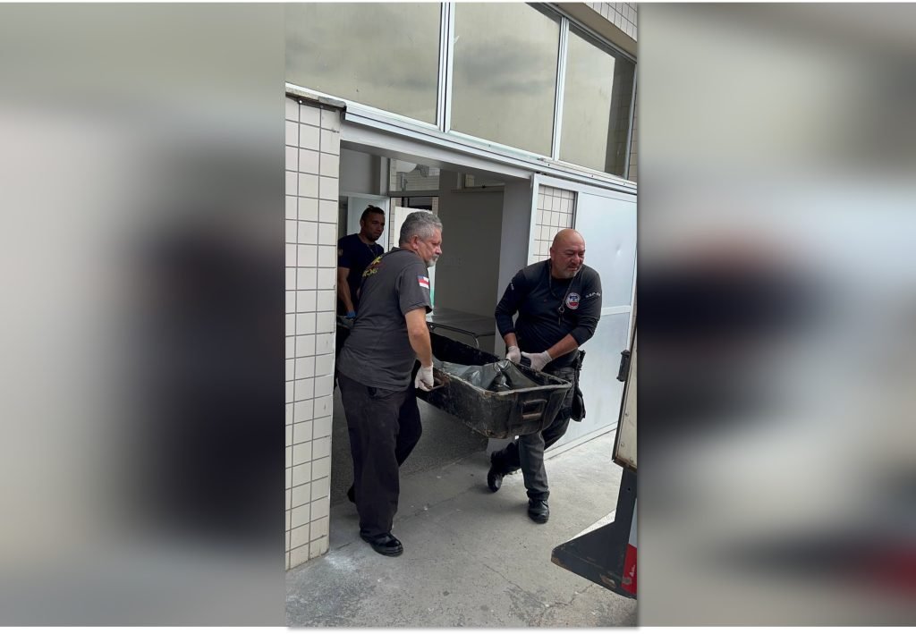 Equipe do IML realiza a remoção do corpo de homem vítima de agressão em Jutaí no Hospital João Lúcio em Manaus