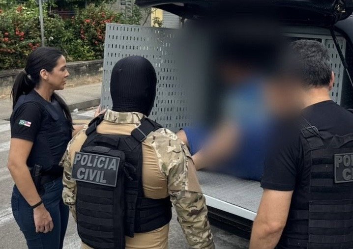 Homem algemado sendo conduzido pela Polícia Civil do Amazonas em Manaus.
