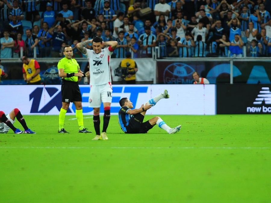 Marlon lateral do Gremio sendo atendido no gramado apos sofrer grave lesao no tornozelo
