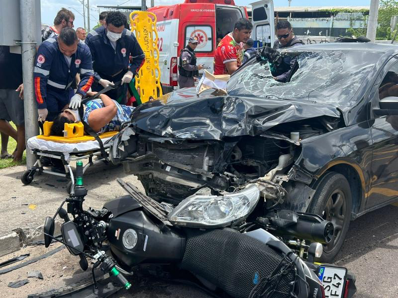 Local de acidente entre carro e moto com atendimento do samu no cruzamento das avenidas manaus 2000 e silves