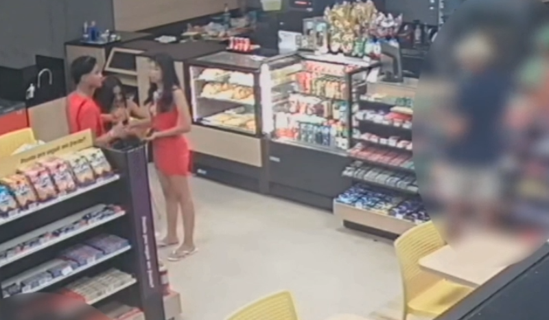 Câmeras de segurança flagram momento em que suspeitos invadem residência em Manaus para realizar roubo