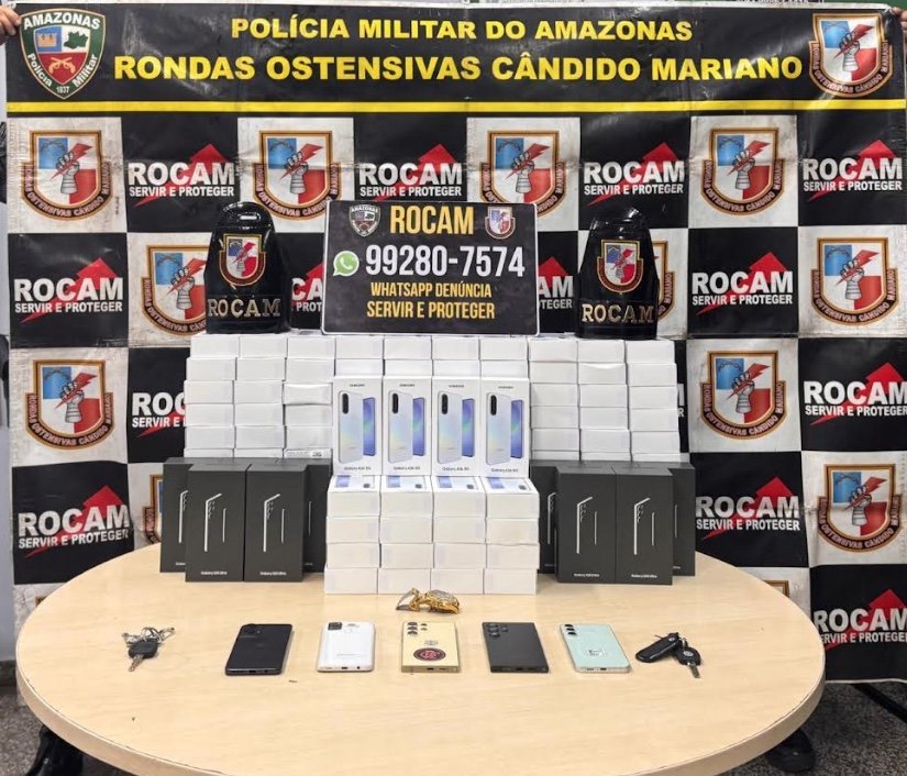 Aparelhos celulares recuperados pela polícia após desvio de carga e prisão de suspeitos em Manaus.