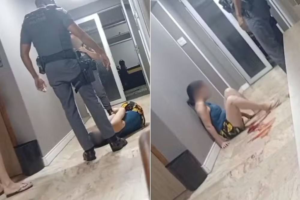 Policial militar desfere um chute no rosto de uma mulher caída no chão durante abordagem policial em São Paulo.