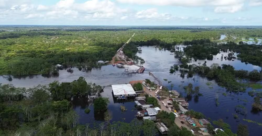 Obras de reconstrução da ponte sobre o rio Autaz Mirim na rodovia BR-319 com interrupção de balsa.