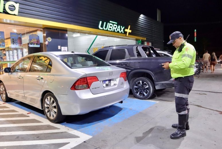 Agentes da prefeitura de manaus realizando fiscalização de veículos durante a operação sossego em via pública.