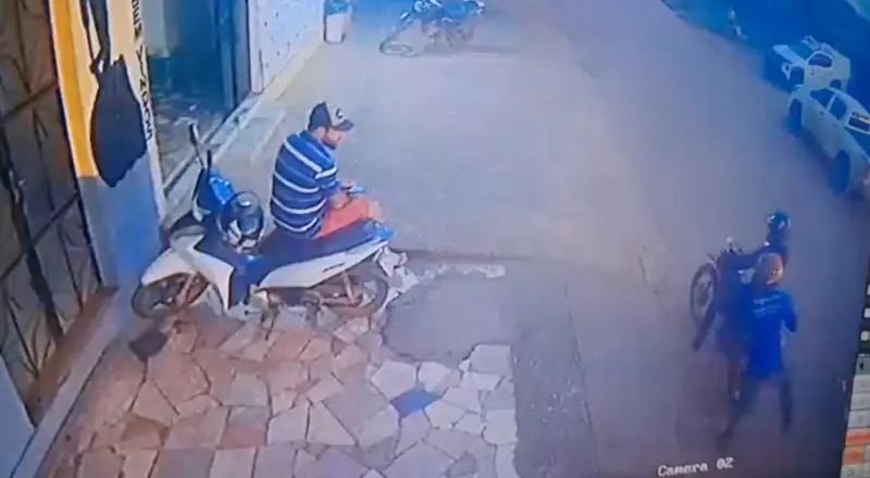Registro de câmeras de segurança mostrando o local do assassinato do empresário Edinho em frente ao Hotel Águia de Ouro em Apuí