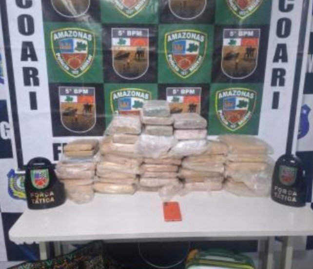 Policiais militares realizam a apreensão de tabletes de maconha tipo skunk escondidos em uma residência no município de Coari.