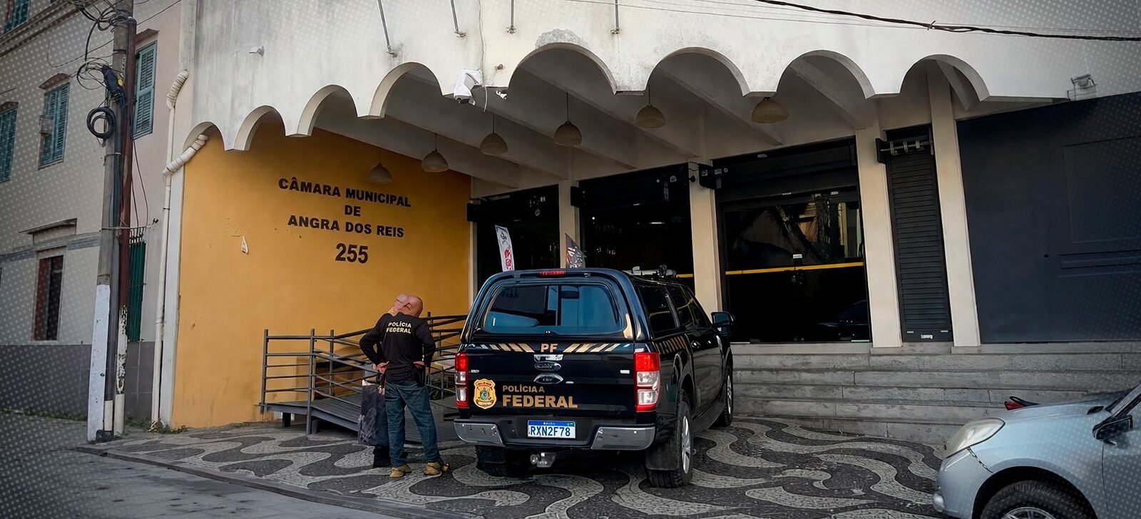 Viaturas da Polícia Federal em operação contra esquema de rachadinha e assessores fantasmas na Câmara Municipal de Angra dos Reis.