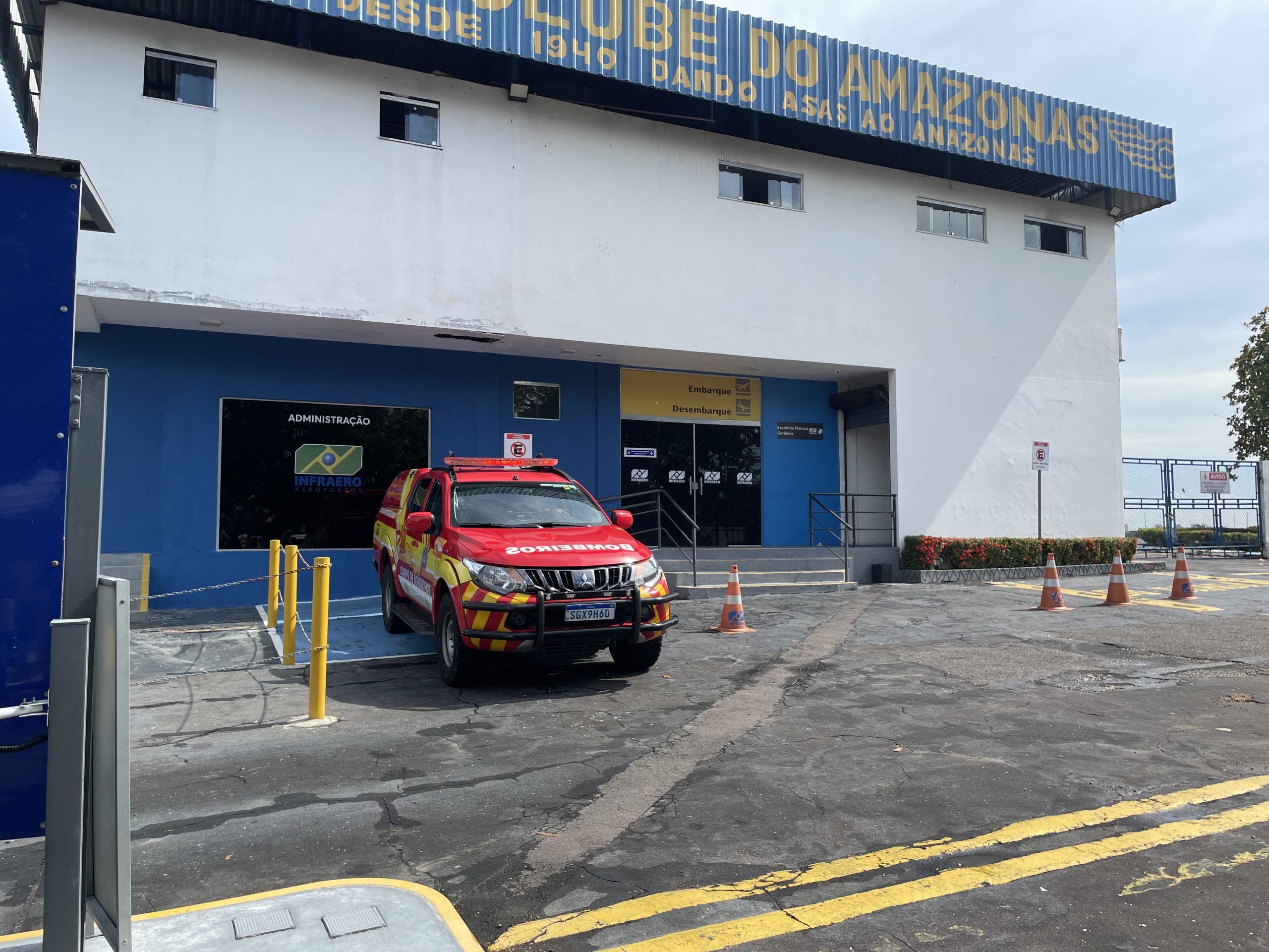 Aviao anfibio Cessna 216 em area de mata apos derrapar na pista do Aeroclube de Manaus