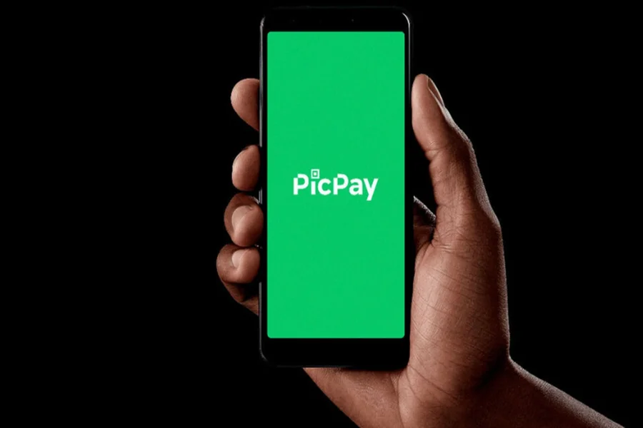 Logotipo do banco digital PicPay e prédio do Tribunal de Contas do Distrito Federal em destaque sobre irregularidades financeiras.