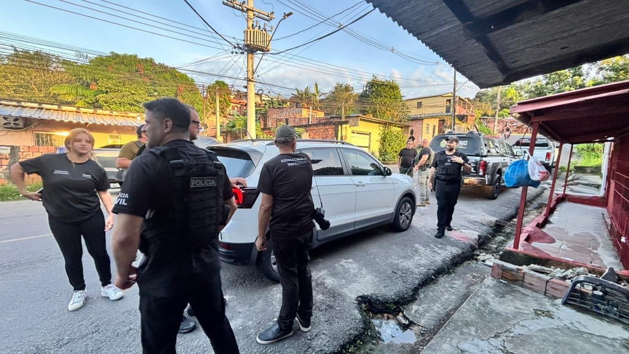 Viatura da Polícia Civil do Amazonas estacionada durante operação policial nos bairros da zona norte de Manaus.