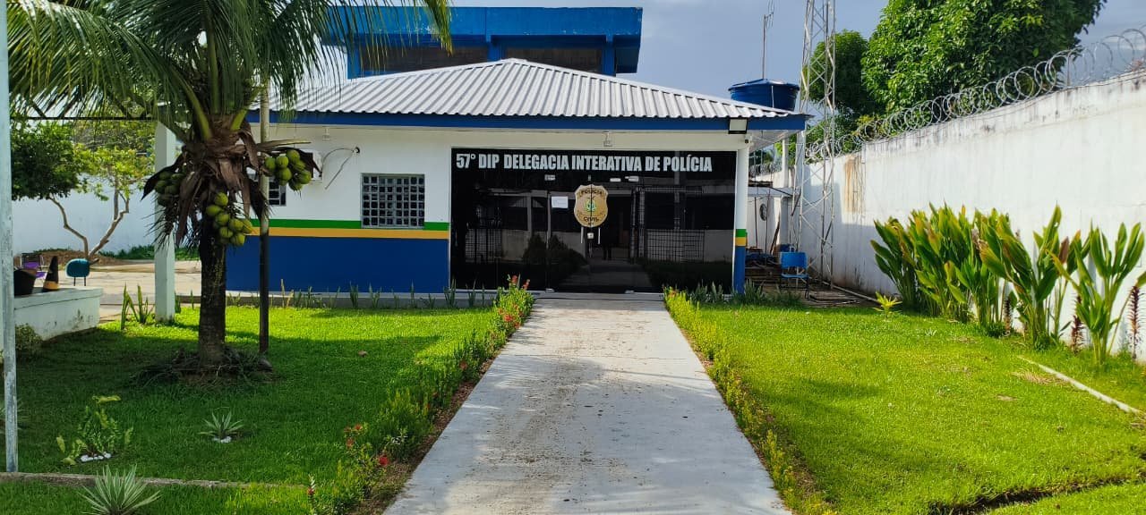 Fachada de delegacia no interior do Amazonas onde jovem foi detido por forjar naufrágio e cometer homicídio.