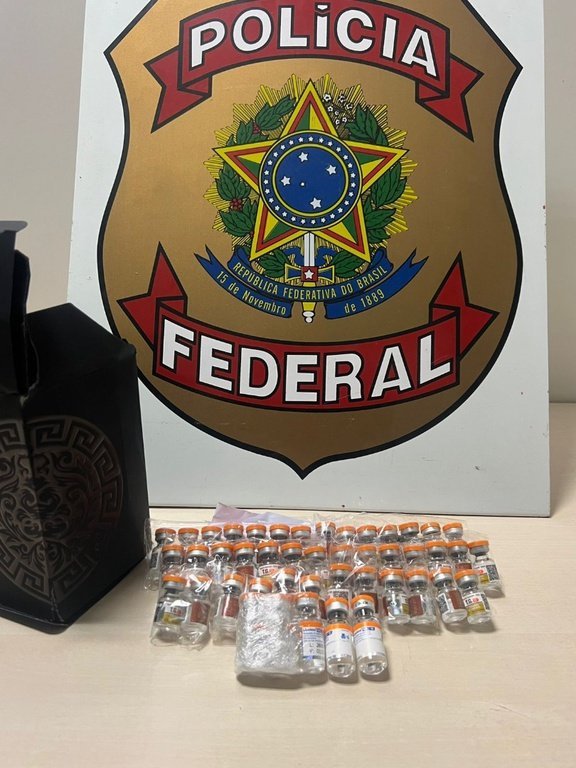 Policiais federais realizam apreensão de ampolas de tirzepatida no Aeroporto Internacional de Manaus.