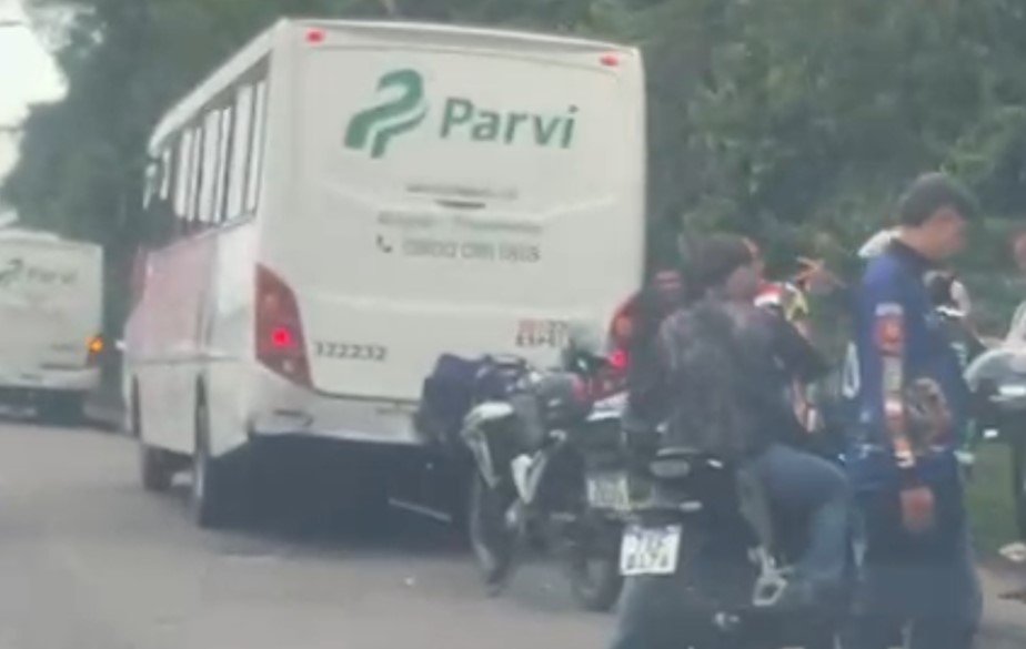 Ônibus parado sobre o canteiro central após acidente no Distrito Industrial de Manaus