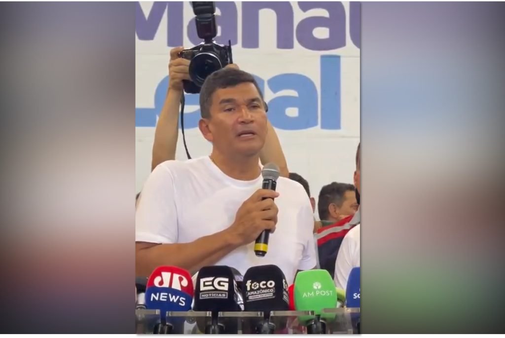 Jesus Alves fala em coletiva sobre sua saída da secretaria de administração em Manaus.