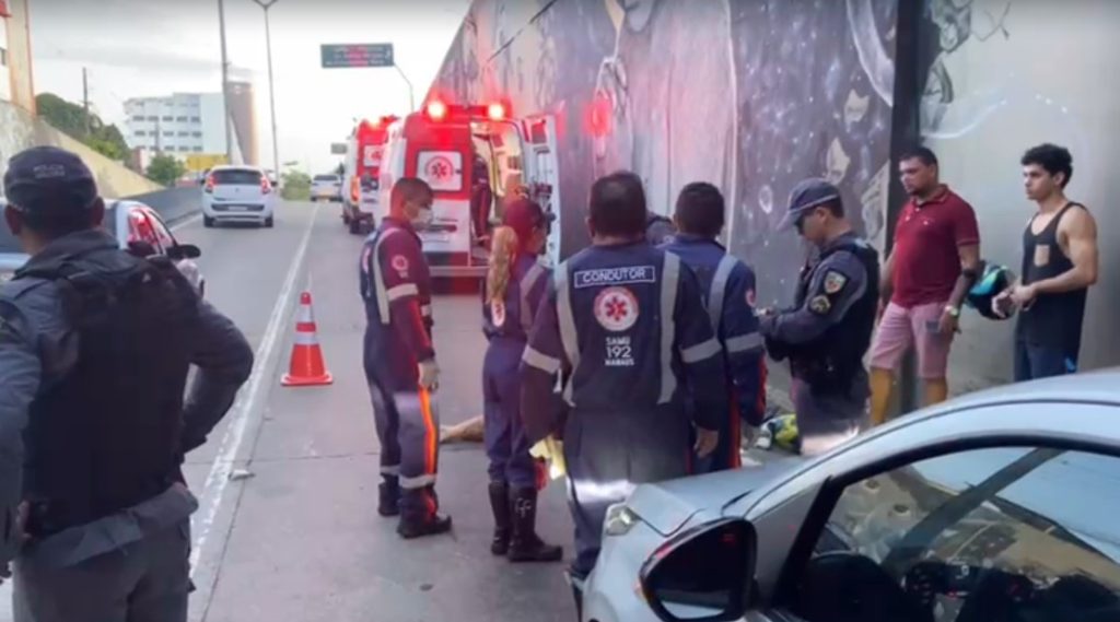 Local de acidente fatal envolvendo motocicleta na alça de viaduto da Avenida Darcy Vargas em Manaus.