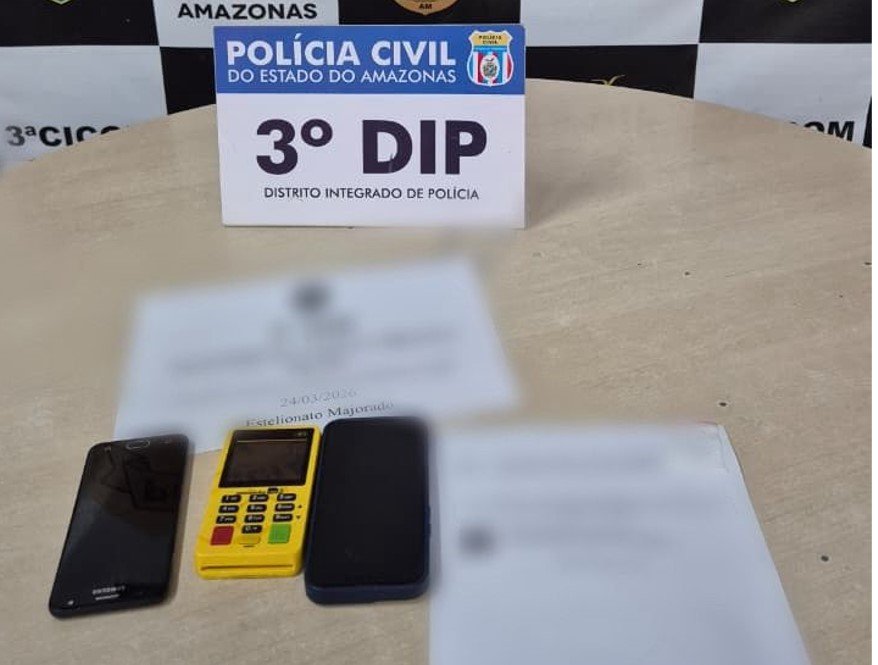 Delegada da Polícia Civil do Amazonas apresenta detalhes sobre a prisão de um homem suspeito de aplicar golpe financeiro em idosa.