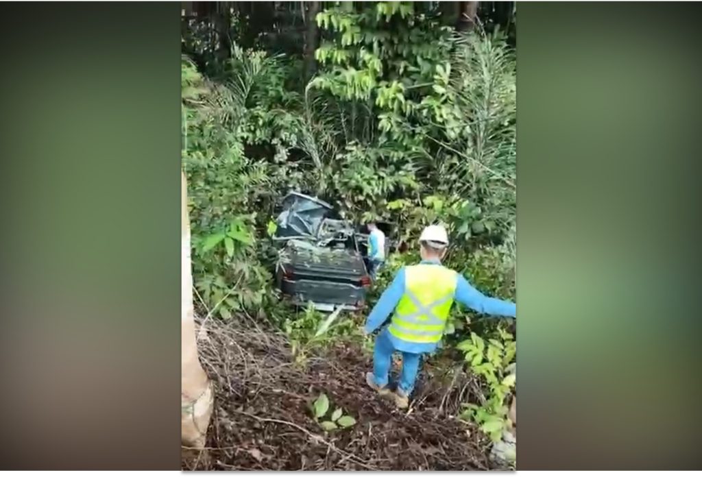 Veículo destruído após capotamento na rodovia AM-363 em barranco às margens da pista.