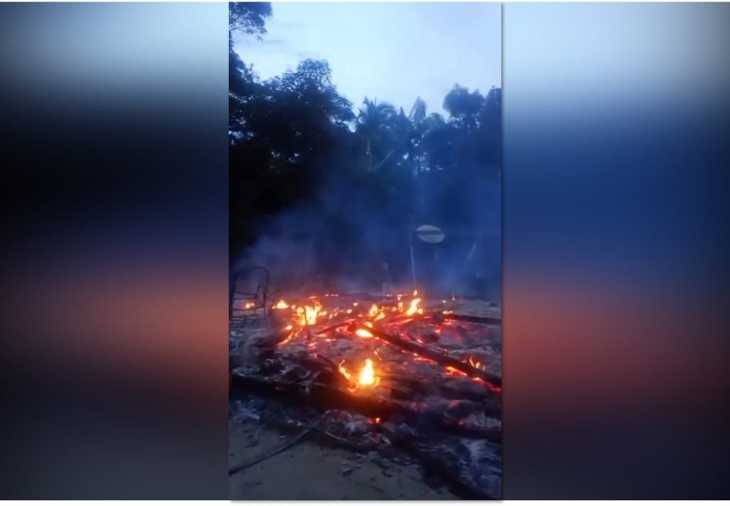 Ruínas de uma casa de madeira destruída pelo fogo após ser atingida por um raio na zona rural de Presidente Figueiredo