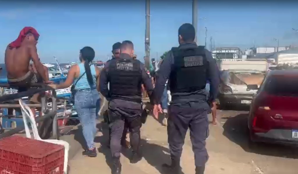 Equipes de resgate no Rio Negro próximo à Manaus Moderna para remoção de corpo encontrado boiando