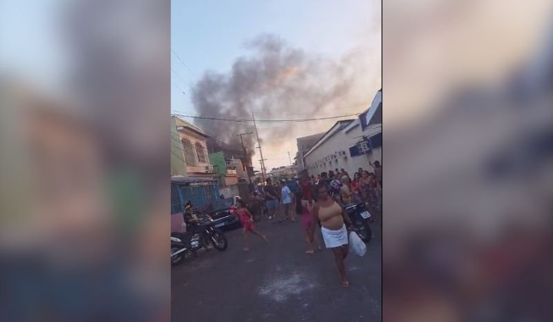 fumaça saindo do andar superior de uma casa durante incêndio no bairro glória em manaus
