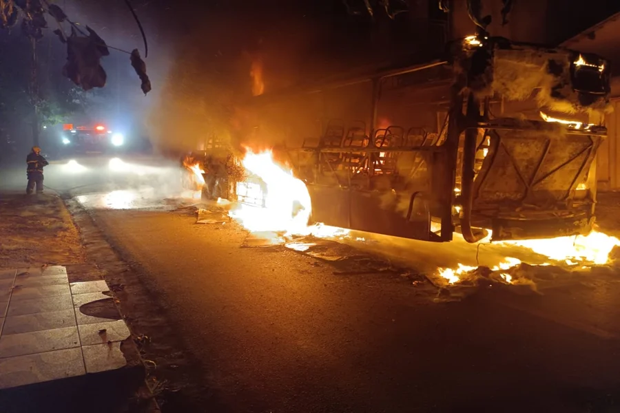 Fachada da biblioteca Casa dos Saberes em Belo Horizonte após incêndio que atingiu o prédio e destruiu parte do acervo de livros